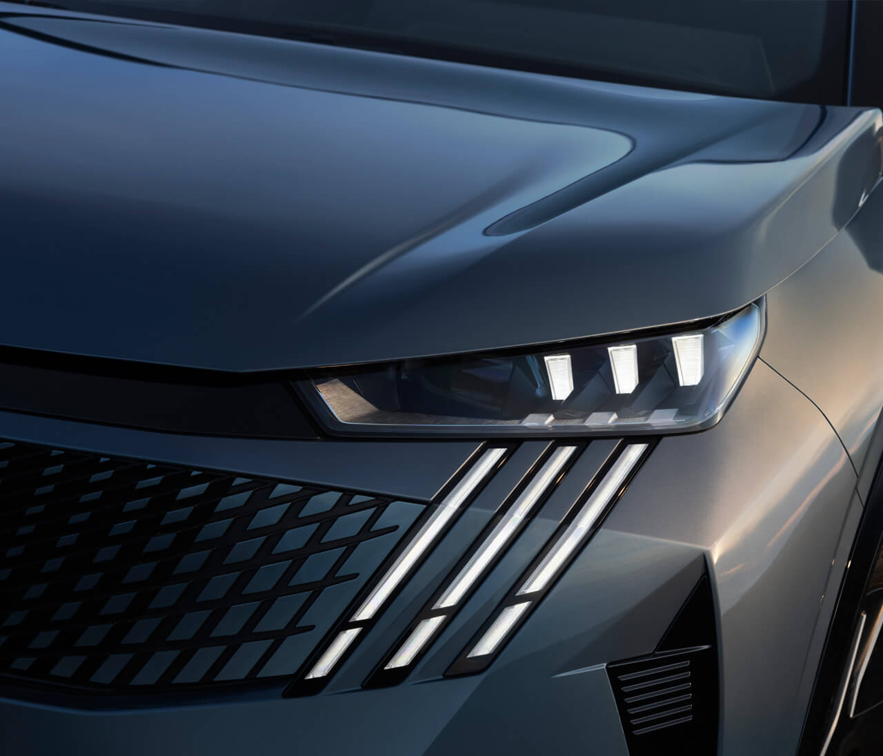 PEUGEOT 5008 - PIXEL LED Technology